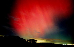 Photograph of aurora taken at Crammond, Edinburgh on 6th November 2001.  Copyright Alexandre Vieira-Linhares.